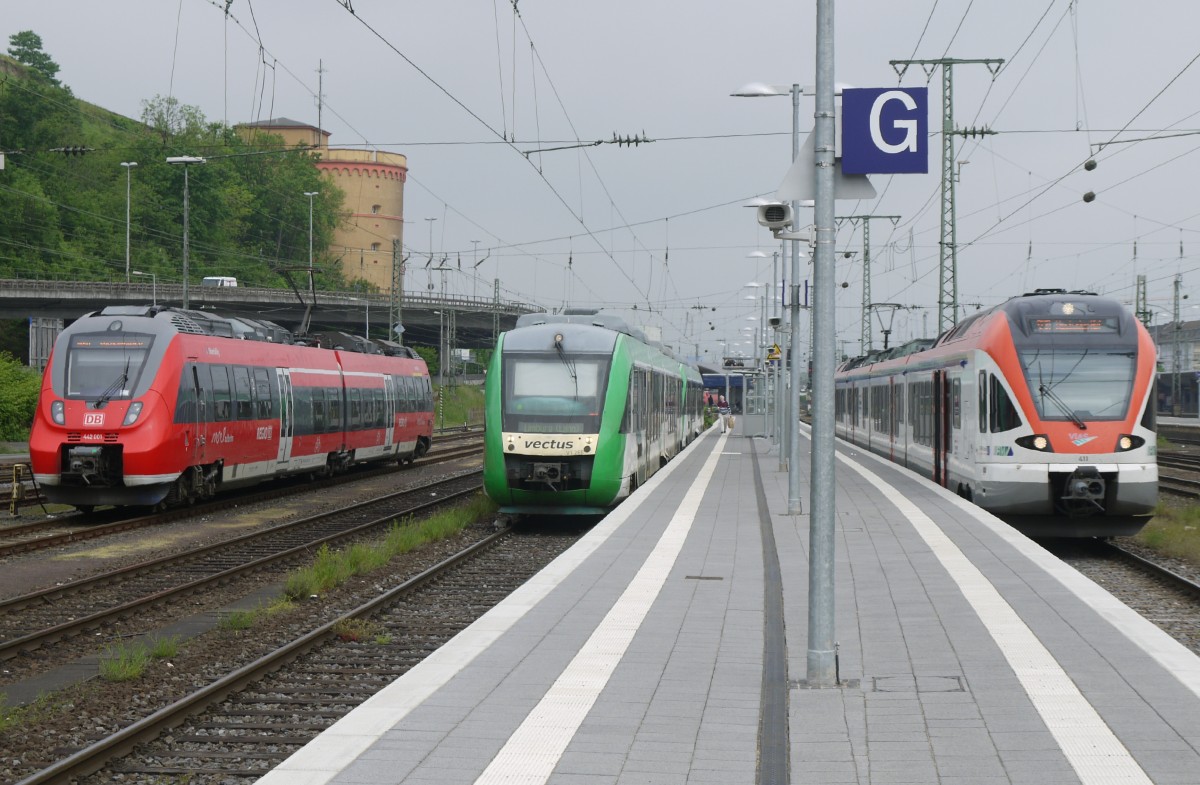 Triebwagen-Paradies Koblenz Hbf. V.l.n.r.: 442 001 von DB Regio, VT 266 und 254 der Vectus als RB nach Limburg und ET 411 der VIAS als SE 10 nach Wiesbaden (30.4.14).