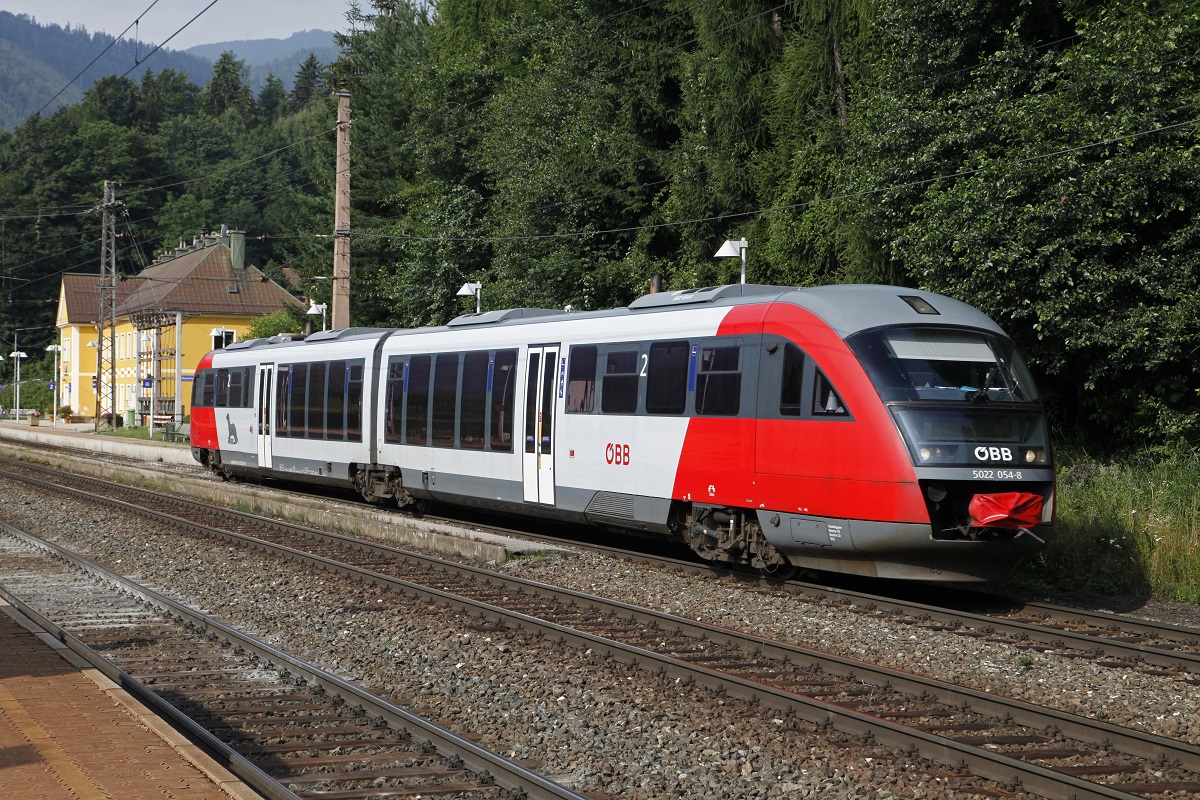 Triebwagen der Reihe 5022 sind am Semmering selten anzutreffen. Am 3.08.2015 war der 5022 054 als Leerpersonenzug in Breitenstein zu sehen.