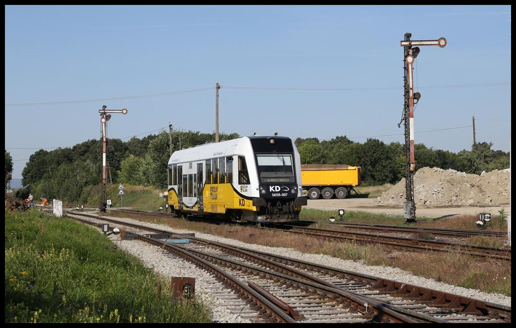 Triebwagen SA135-007 nach Glatz fährt hier am 9.9.2021 um 10.57 Uhr in Rogoznica ein.