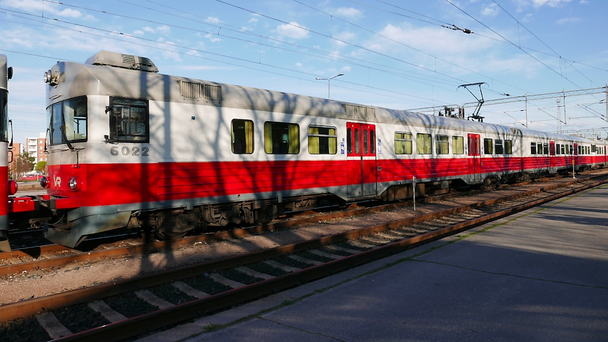 Triebwagen Sm1 6022 der VR im Bahnhof Riihimäki, 20.5.15