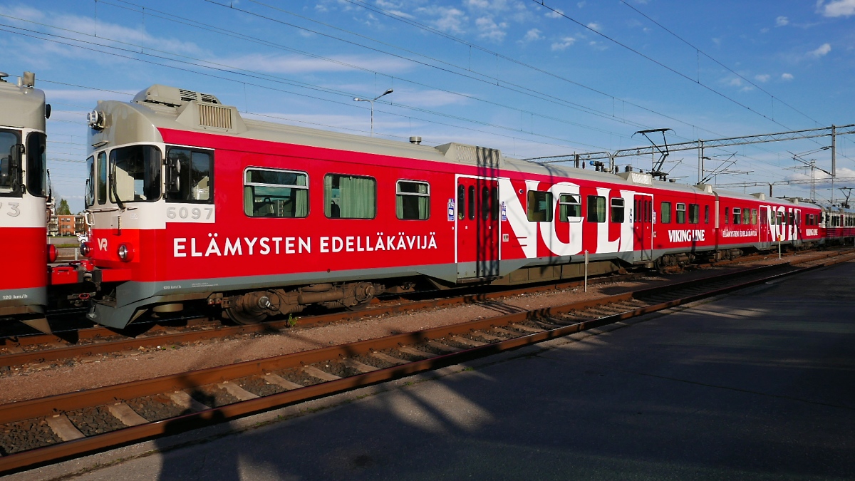 Triebwagen Sm2 6097 der VR im Bahnhof Riihimäki, 20.5.15