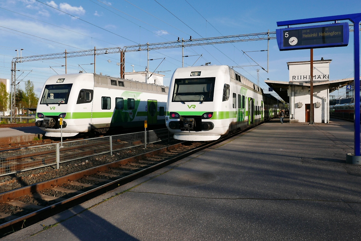 Triebwagen Sm4 6313 und 6321 der VR im Bahnhof Riihimäki, 20.5.15