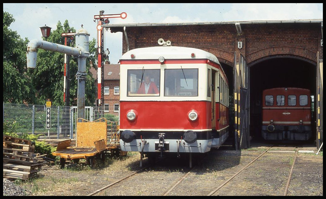 Triebwagen T 2 der Museums Eisenbahn Minden vor dem BW in Rahden, welches heute das Domizil der Museums Eisenbahn Rahden - Uchte ist.