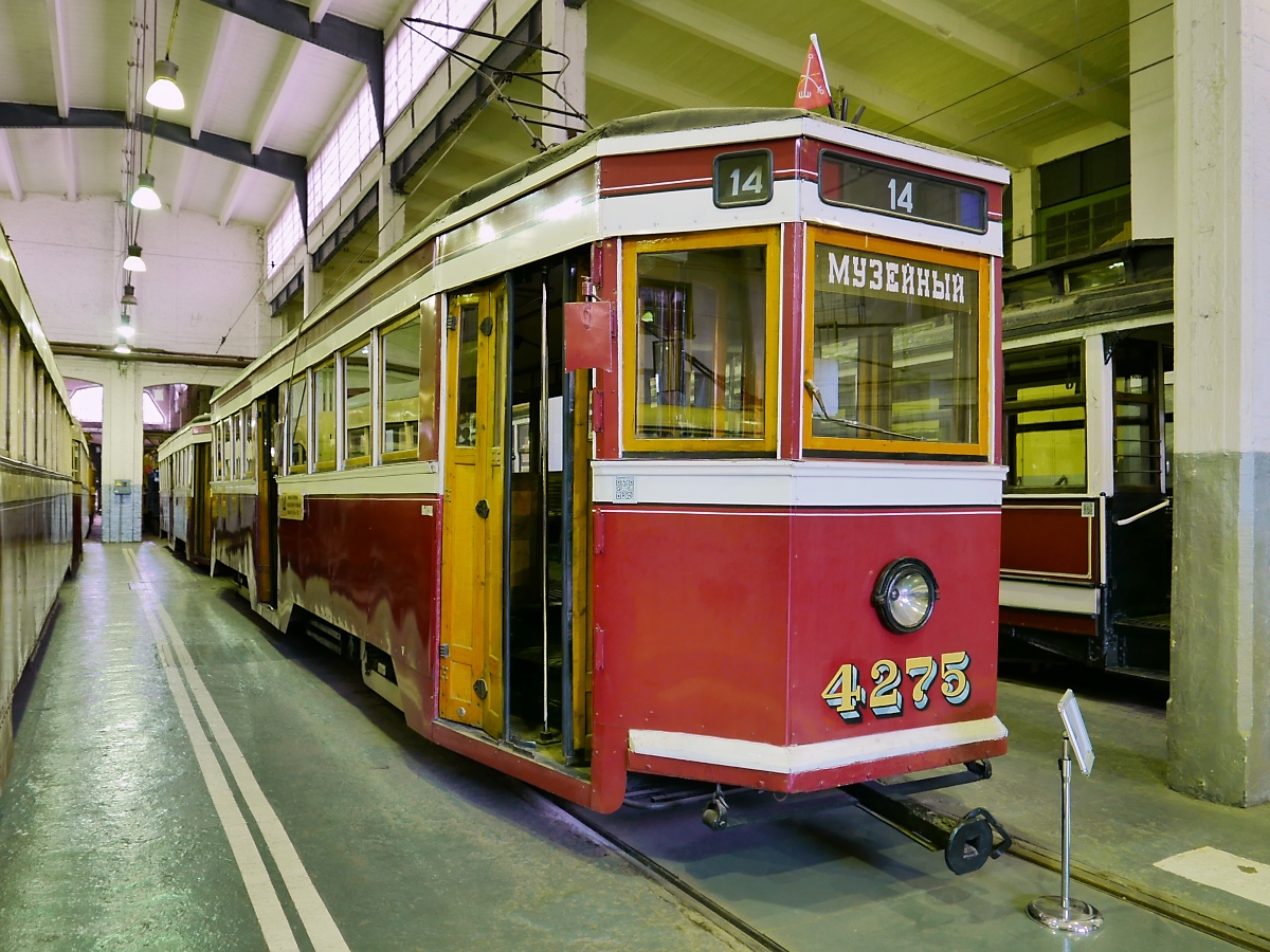 Triebwagen vom Typ LM-33, die auch  Amerikaner  genannt wurden, Nr. 4275 im Museum für Elektrotransport in St. Petersburg, 22.10.2017