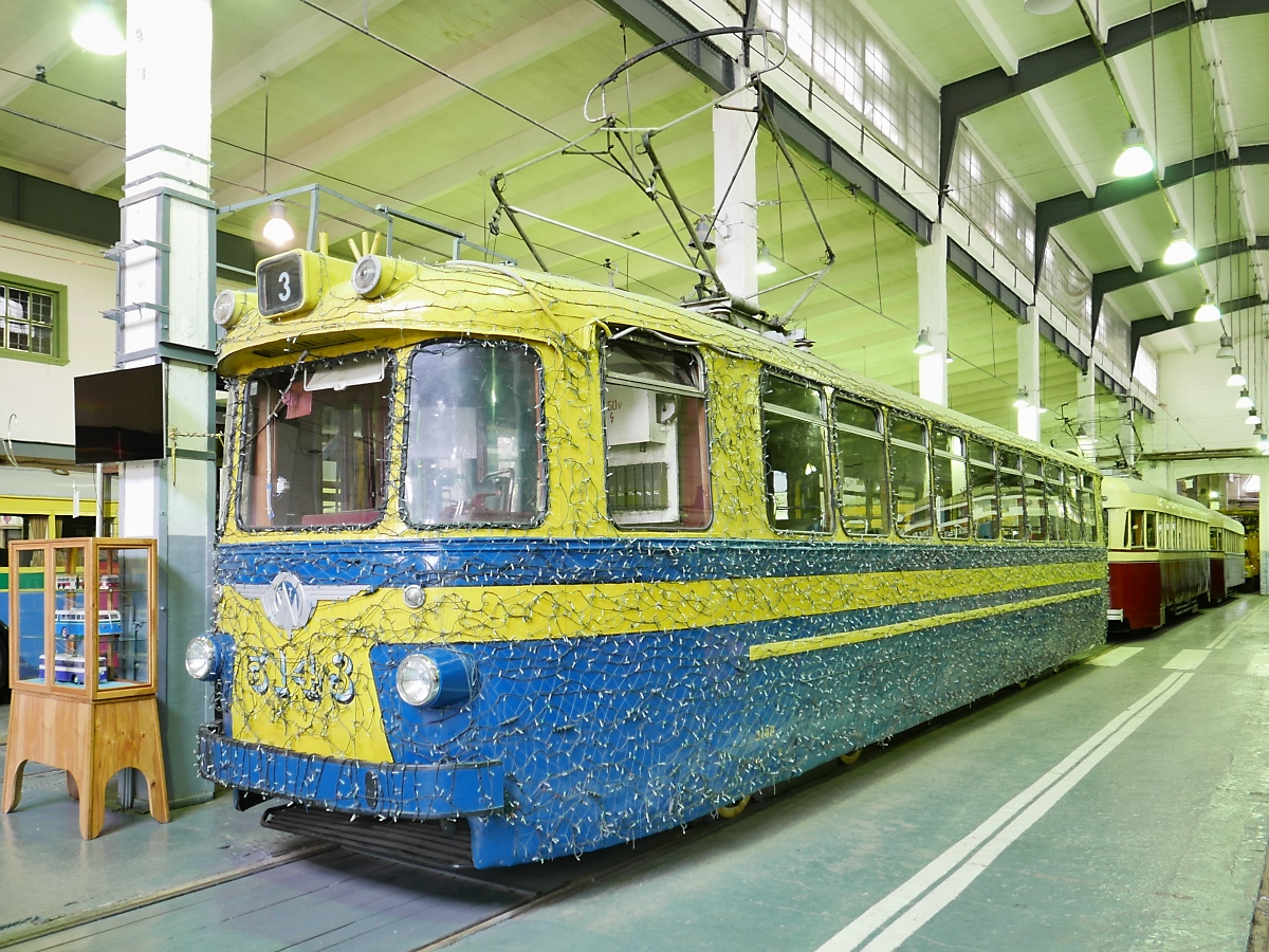 Triebwagen vom Typ LM-57 fuhren von 1958 bis 1986 durch Leningrad.
Hier Nr. 5143 im Museum für Elektrotransport in St. Petersburg, 22.10.2017 
