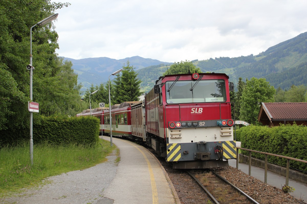 Triebwagen Vs 82 am Ende eines Personenzuges der SLB verläßt die Haltestelle Kitzsteinhornstrasse bei Km 2,2 in Richtung Endstation Zell am See, Mai 2014