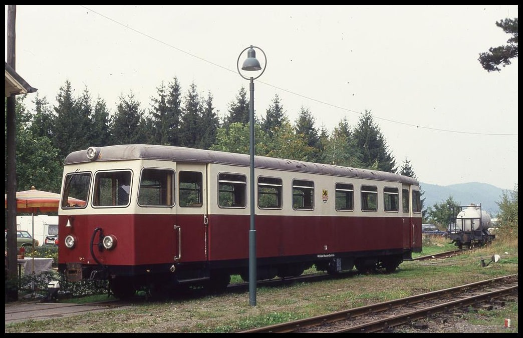 Triebwagen VT 4 der Sauerländer Kleinbahn am 2.10.1994 in Hüinghausen.