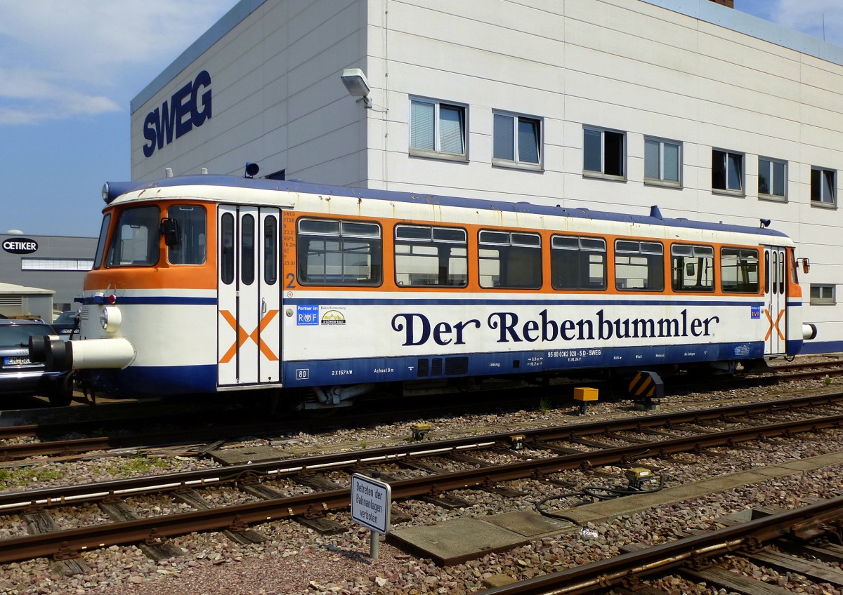 Triebwagen VT28  Der Rebenbummler  vor dem SWEG-Gebude in Endingen am Kaiserstuhl, Juli 2014