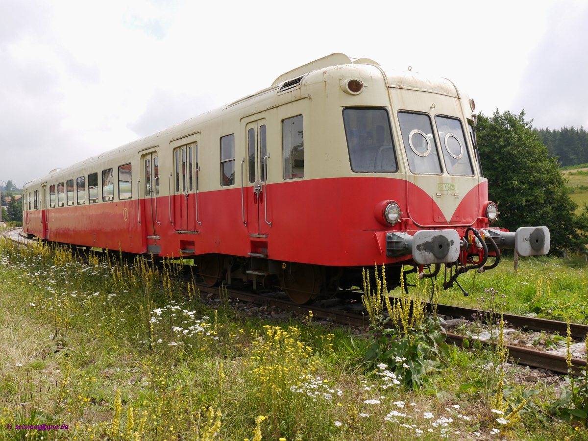 
Triebwagen X2425 aus der von 1951-1955 gebauten Reihe X 2400 (Typ U-600  mit 600PS) bei der Museumsbahn CFHF (Chemin de fer du Haut-Forez), die Museumsbetrieb auf der schönen Strecke Estivareilles - Sembadel - La Chaise Dieu durchführt. 2014-07-23 Estivareilles