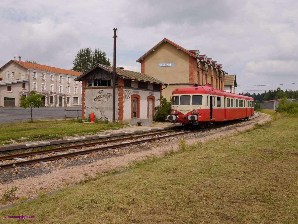 Triebwagen X2807 aus der Reihe X 2800 (Typ U-825 mit 825PS) im Bahnhof Sembadel bei der Museumsbahn CFHF (Chemin de fer du Haut-Forez)auf der schönen Strecke Estivareilles - Sembadel - La Chaise Dieu. 2014-07-23 Sembadel