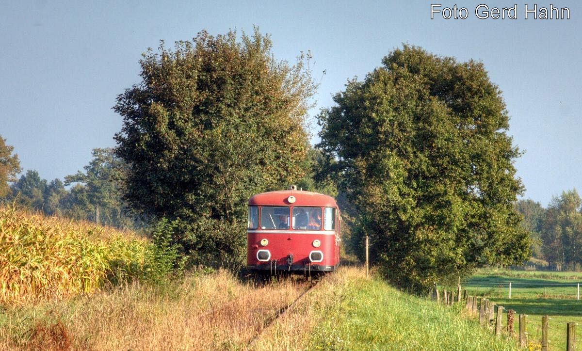 Triebwagen Zug 402 von Uchte nach Rahden erreicht am 3.10.2014 um 10.10 Uhr den Ortsrand von Warmsen.