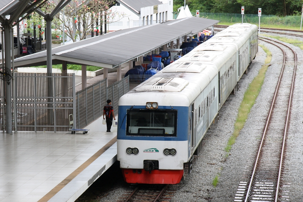 Triebwagengarnitur mit dem JKNS 8901-2 an der Spitze wartet am 08.Februar 2025 in der Stesen Tanjung Aru auf den nächsten Einsatz.