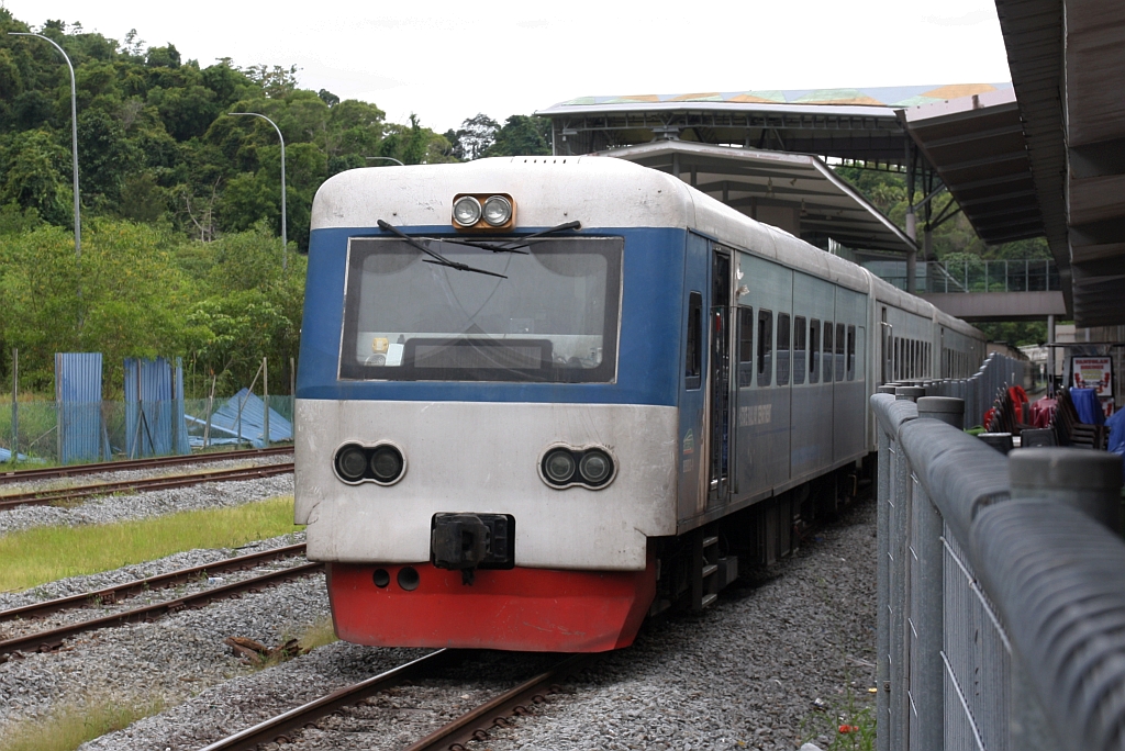 Triebwagengarnitur mit dem JKNS 8903-1 an der Spitze wartet am 08.Februar 2025 in der Stesen Tanjung Aru auf den nächsten Einsatz.