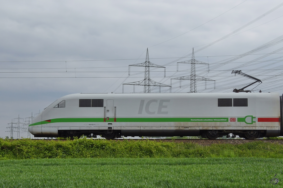 Triebwagenkopf von ICE 402 031, so gesehen Anfang Mai 2020 in Bochum-Wattenscheid.