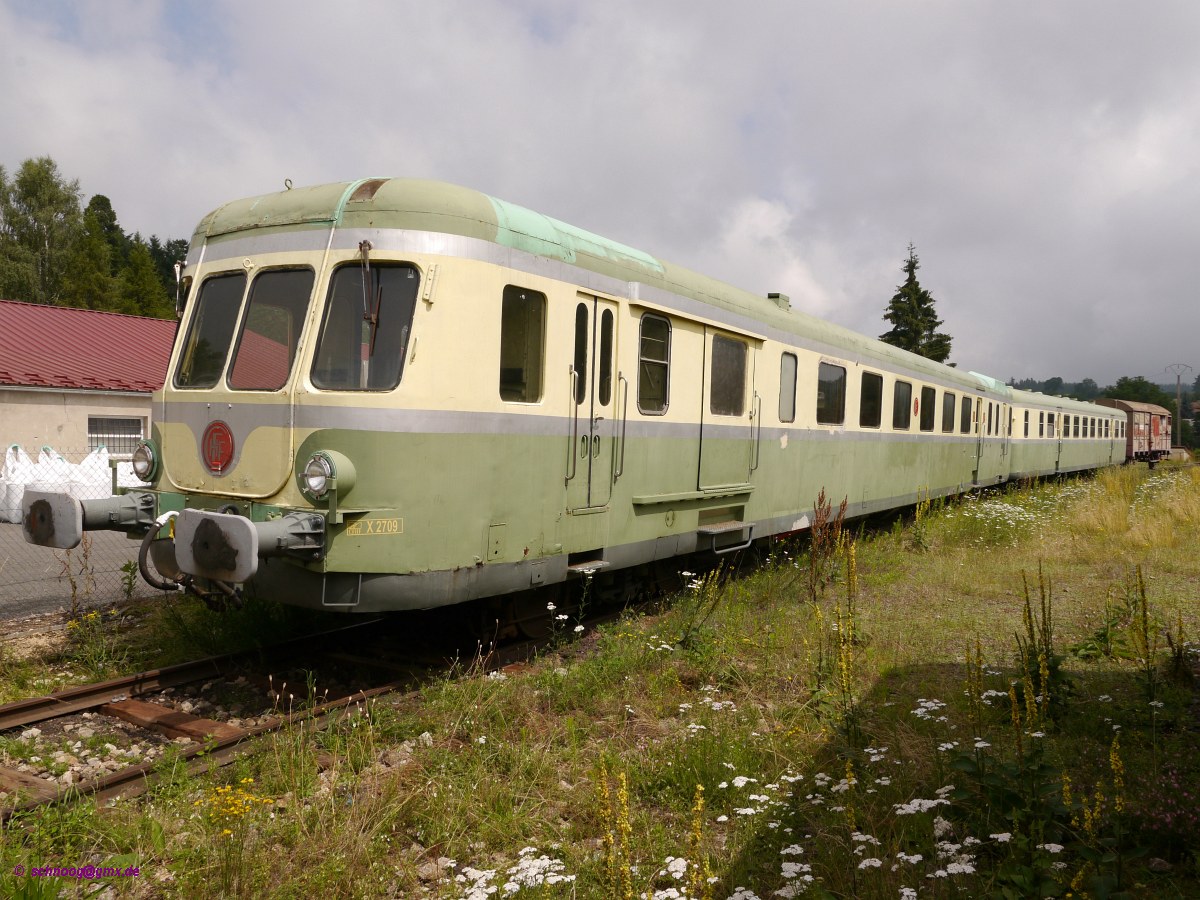 Triebwagenseite des ex-SNCF X2709+XR7719 (RGP2 - Rame à Grand Parcours, Fernverkehrszug 2-Motorig)

Die SNCF stellte 1954 eine Serie von Fernverkehrstriebwagen des Typ RGP2 in Dienst. Dieses war die Ursprungsversion des RGP. Die Ziffer zeigt hier nur dass er zweimotorig ist.
Der 1986 außer Dienst gestellte Zug ist äußerlich im SNCF-Ursprungszustand erhalten, verfügt jedoch aktuell über keine Motoranlage mehr und kann nur geschleppt werden.

Er befindet sich bei der CFHF (Chemin de fer du Haut-Forez), die Museumsbetrieb auf der schönen Strecke Estivareilles - Sembadel - La Chaise Dieu durchführt.

2014-07-23 Estivareilles