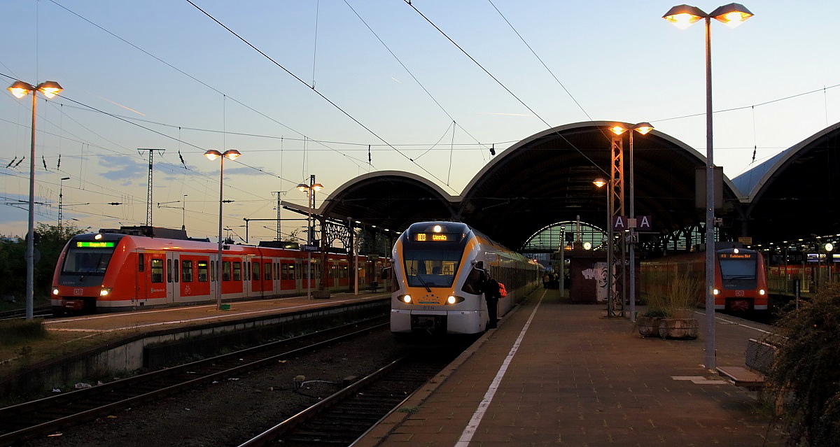 Triebwagentreffen am 01.11.2014 im Hauptbahnhof von Mönchengladbach: Links ein DB-422 als S 8 nach Hagen, in der Mitte ET 7.14 der Eurobahn nach Venlo und rechts ein 425 der DB als RE 11 nach Koblenz