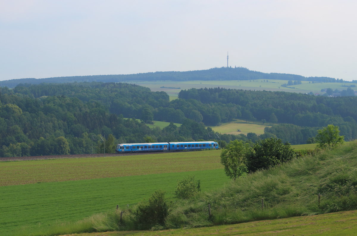 Triebwagenüberführung des 628 423   Bayernlandbahn  durch das Vogtland. Aufgenommen am 27.05.2018 bei Ruppertsgrün mit Kuhberg auf seiner Rückreise von Chemnitz nach Mühldorf.