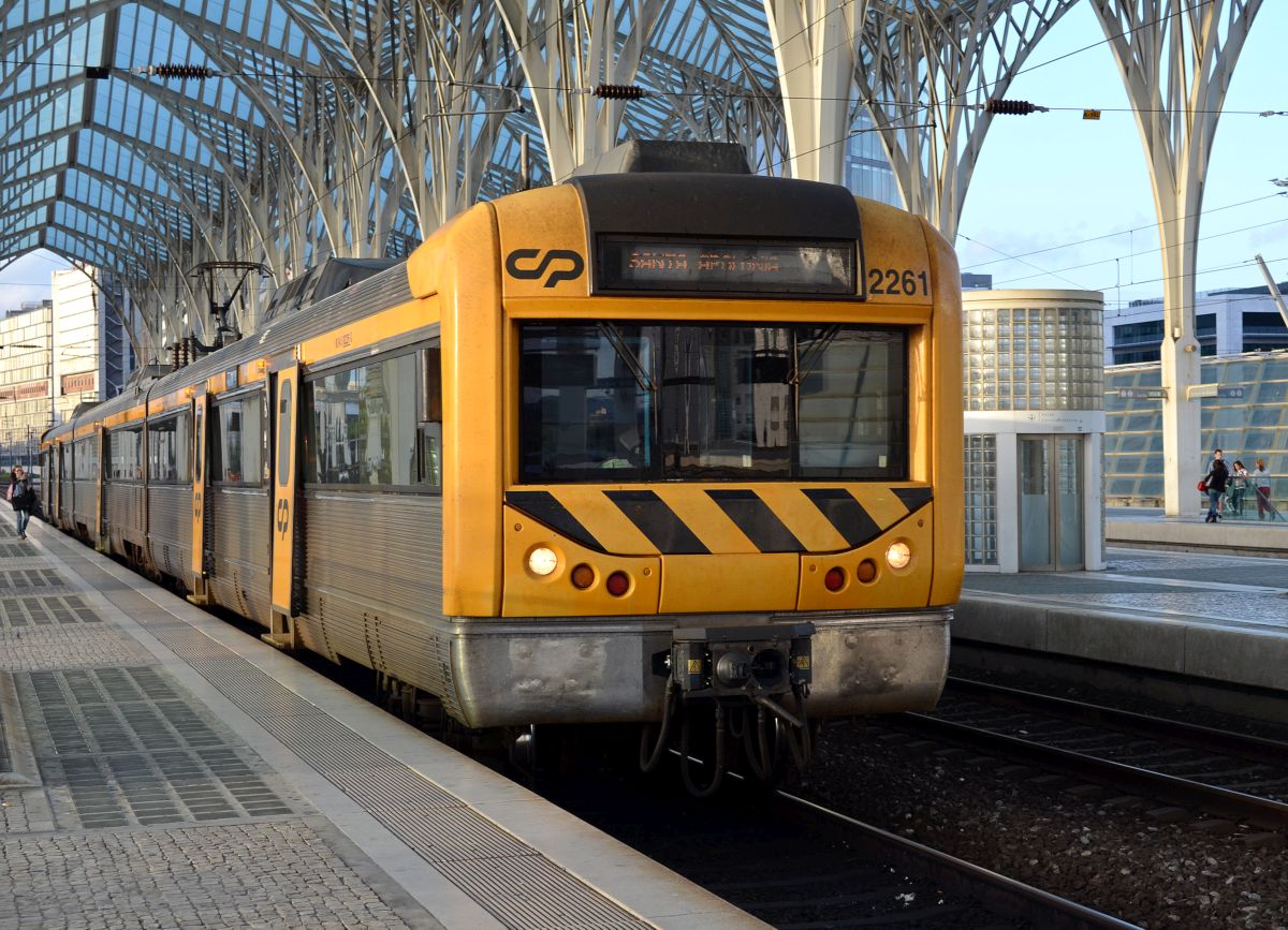 Triebwagenzug der Baureihe 2200 im  Gare do Oriente . Sein Ziel ist nicht weit:  Santa Apolónia , ein anderer Fernbahnhof in Lissabon. 19.9.2014