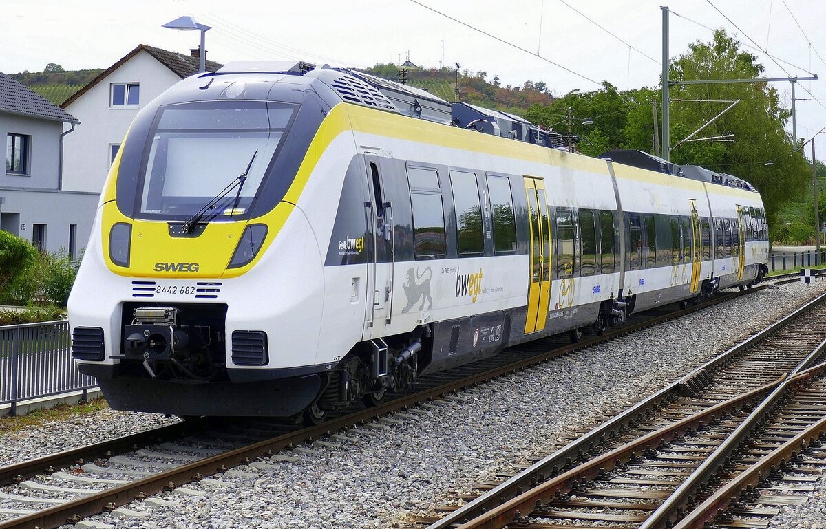 Triebwgen 8442 der SWEG, abgestellt am Bahnhof Sasbach am Kaiserstuhl, Aug.2026