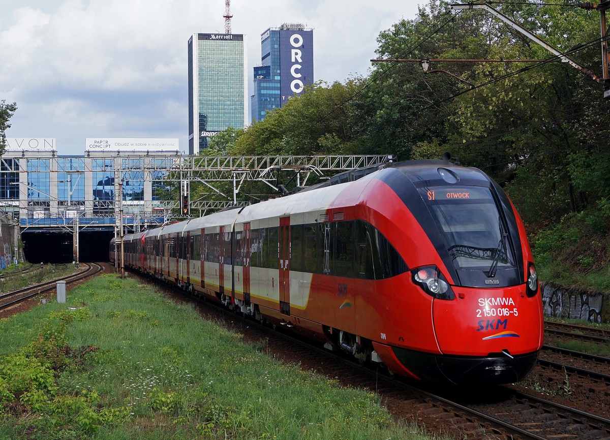 TRIEBZUEGE IN POLEN
Modernste S-Bahnzüge der Szybka Koley Miejska Sp.z.o.o.w. Warszawie (SKMWA).
Triebzug 2 150 016-5 bei WARSZAW OCHOTA am 14. August 2014.
Foto: Walter Ruetsch