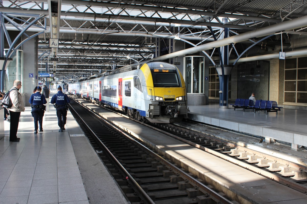 Triebzug 08 038 (SNCB) im Bahnhof Brüssel Zuid/Midi 27.09.2015