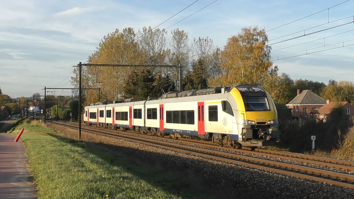 Triebzug 08084 der SNCB/NMBS am 03/11/2018 in Hoeselt Richtung Tongeren.