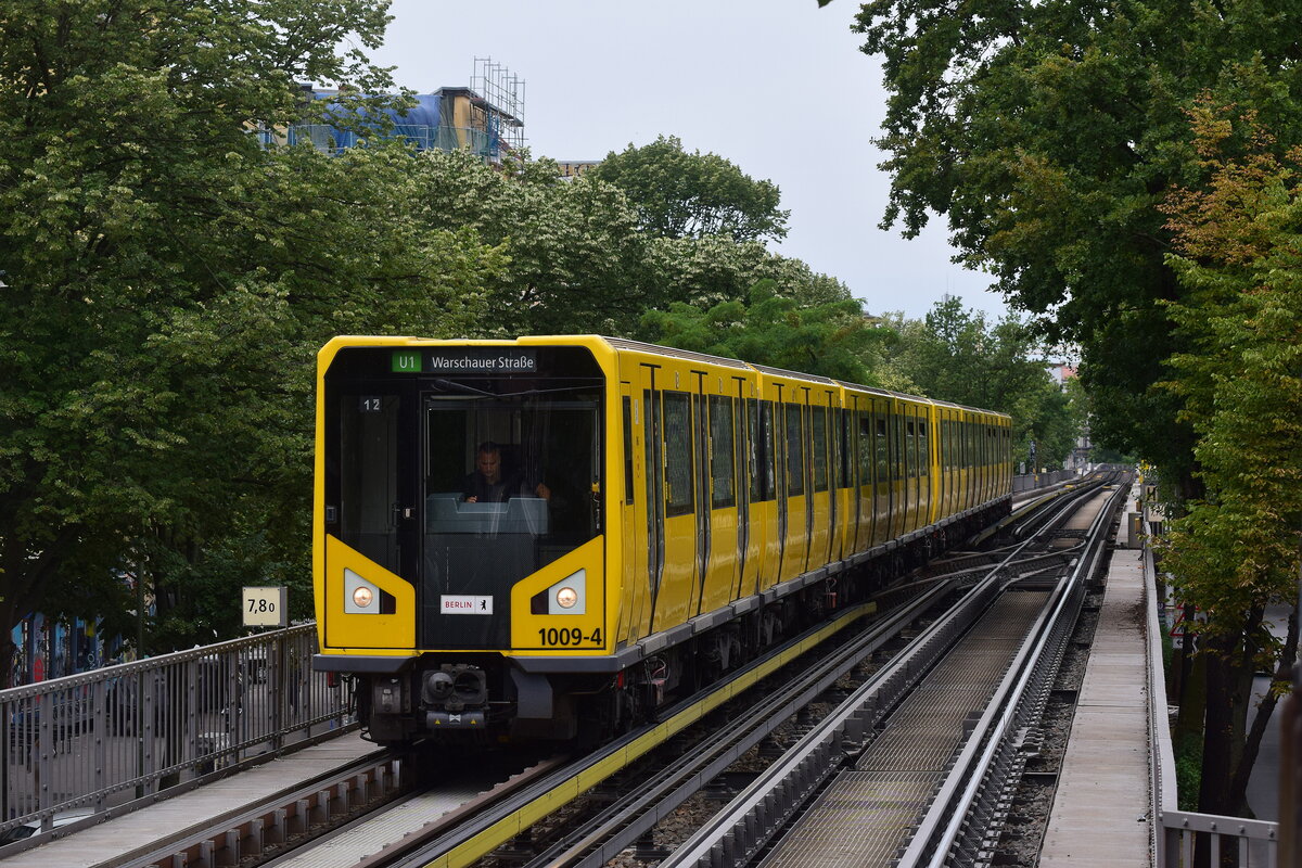 Triebzug 1009 erreicht den U-Bahnhof Schlesisches Tor.

Berlin 21.07.2023
