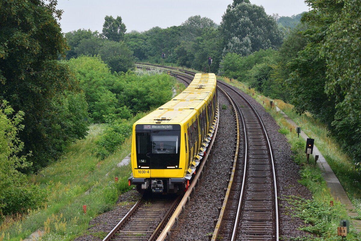 Triebzug 1030 kommt aus Richtung Hönow und erreicht in Kürze Biesdorf Süd.

Berlin 15.07.2020