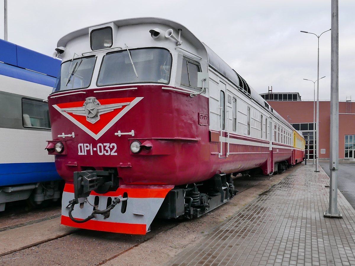 Triebzug ДР1-032 auf dem Freigelände des Russischen Eisenbahnmuseums in St. Petersburg, 4.11.2017