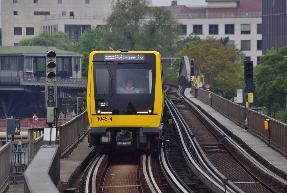 Triebzug 1045 erreicht in Kürze den Halt Hallesches Tor aus Richtung Möckernbrücke.

Berlin 15.07.2020