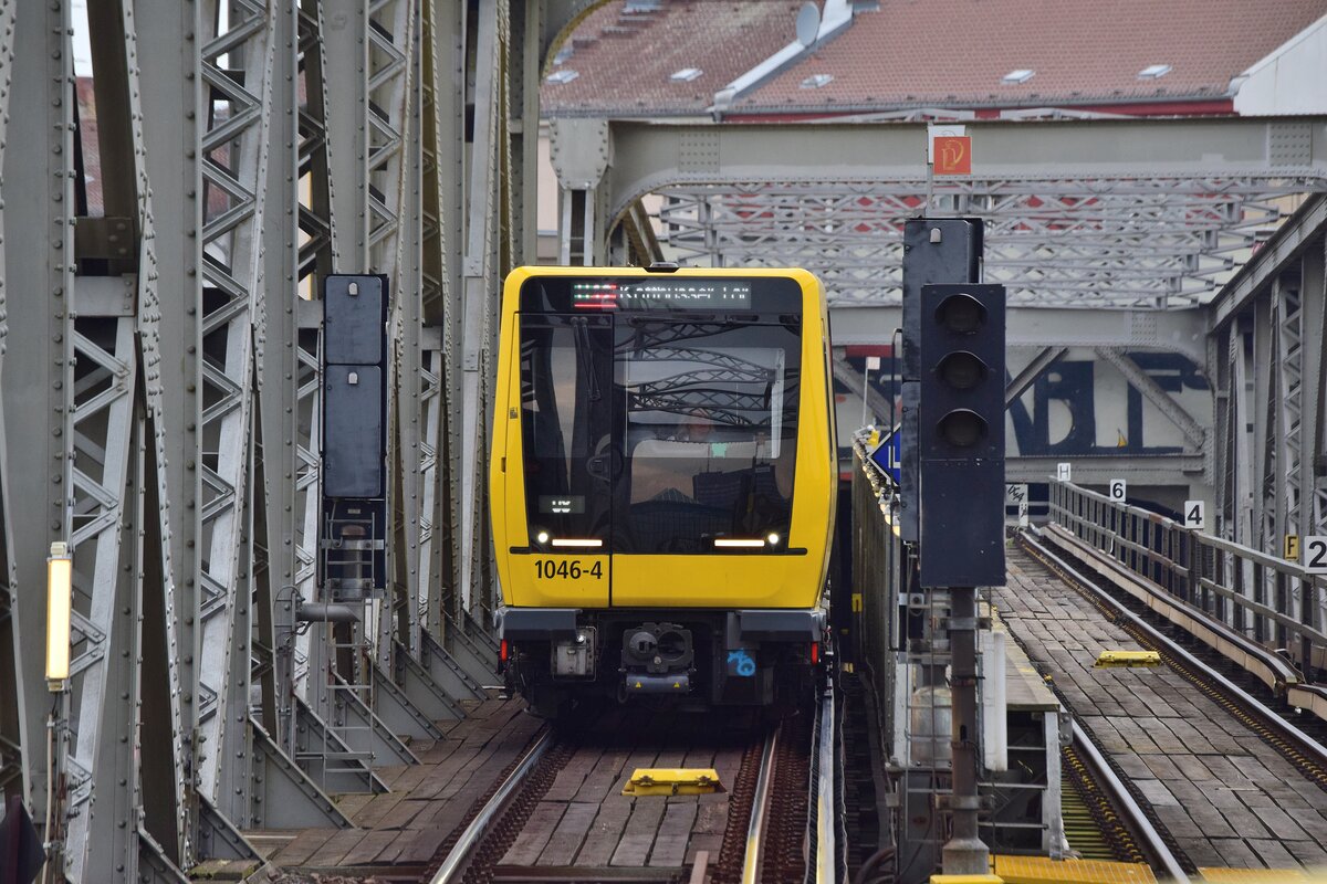 Triebzug 1046 erreicht in Kürze die Station Gleisdreieck aus Richtung Kurfürstenstraße kommend.

Berlin 15.07.2020