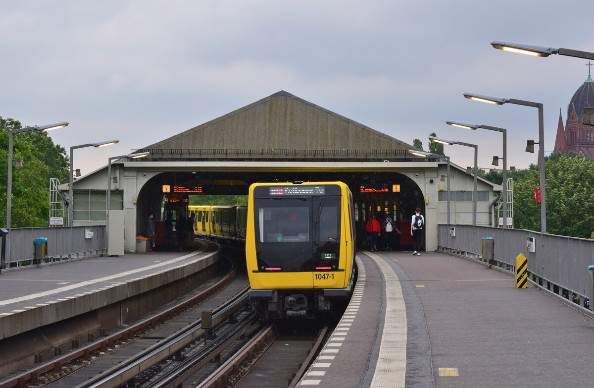 Triebzug 1047 fährt in Berlin Hallesches Tor aus gen Kottbusser Tor.

Berlin 15.07.2020