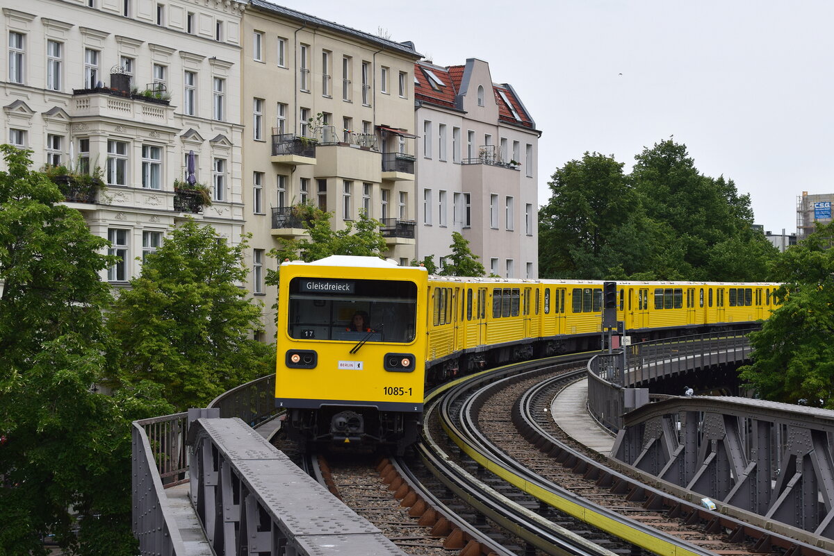 Triebzug 1075 erreicht den U-Bahnhof Schlesisches Tor von Warschauer Straße aus kommend.

Berlin 21.07.2023