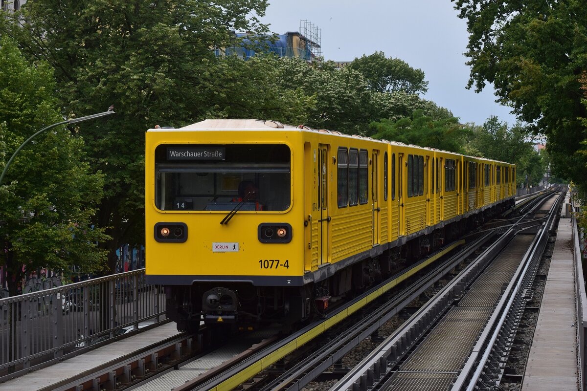 Triebzug 1077 erreicht den U-Bahnhof Schlesisches Tor von Görlitzer Bahnhof aus kommend.

Berlin 21.07.2023
