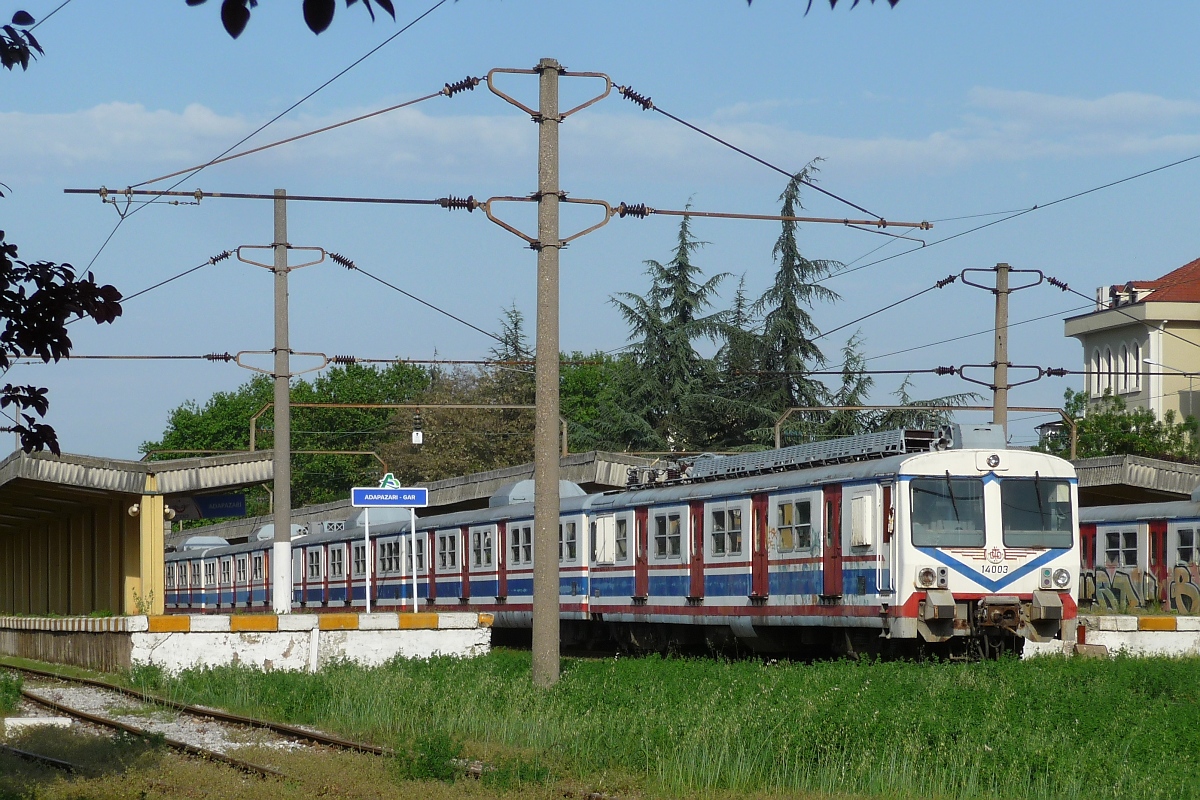 Triebzug 14003 im Kopfbahnhof Adapazari (Sakarya, Türkei), 24.4.16. 