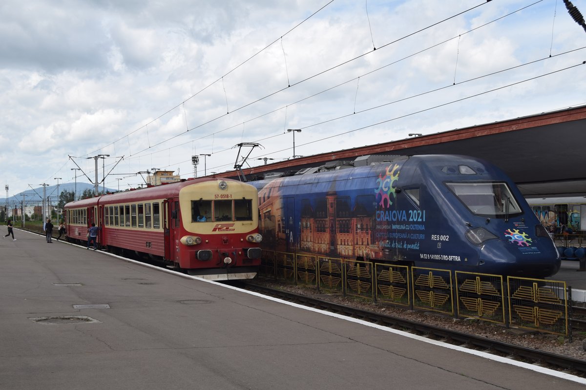 Triebzug 141.006-1/141.005-3 und 57-0518-1 Warten im Bahnhof Brasov auf Gleis 1 und Gleis 2 am 14.05.2016.