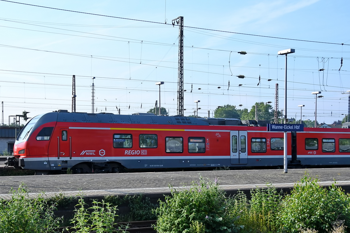 Triebzug 1428 524 bei der Einfahrt am Hauptbahnhof Wanne-Eickel. (Juni 2019)