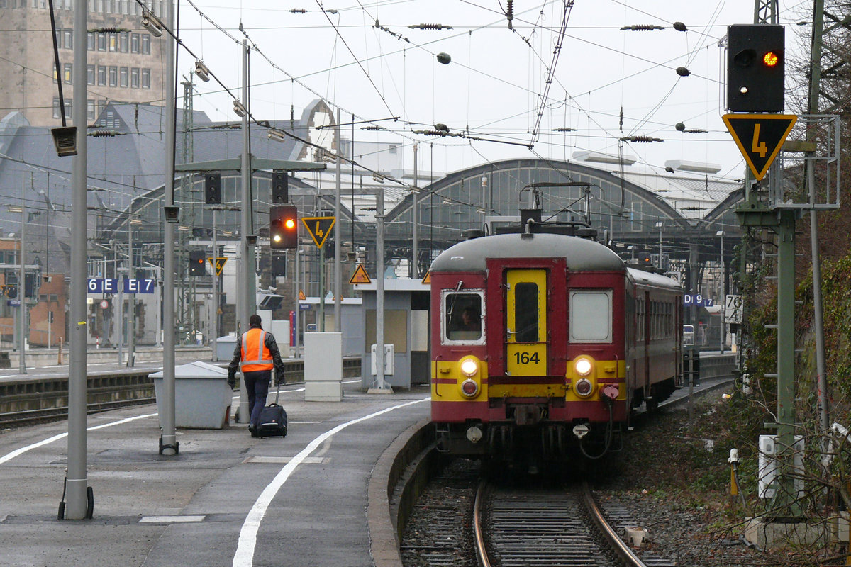 Triebzug 164 der SNCB/NMBS startet im Hbf Aachen von Gleis 9 zur Fahrt in Richtung Belgien. Aufnahme vom 28/12/2009.