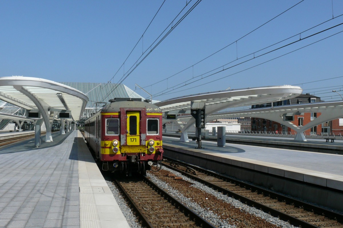 Triebzug 171 (AM 62) verlässt an diesem strahlenden 10/07/2010 den Bhf Liège-Guillemins in Richtung Verviers.