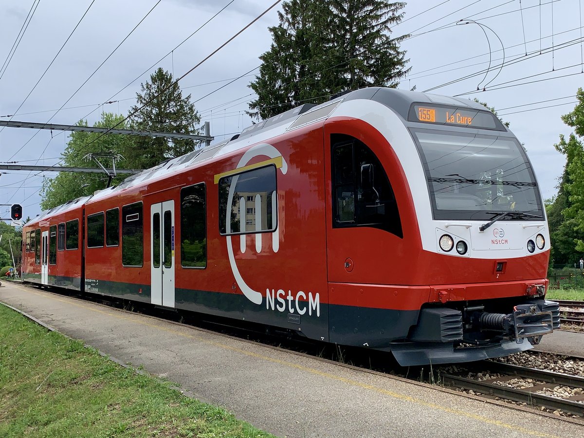 Triebzug 2 ABe 4/8 403+404 der NStCM am 8.6.20 bei der Einfahrt in Les Plantaz.