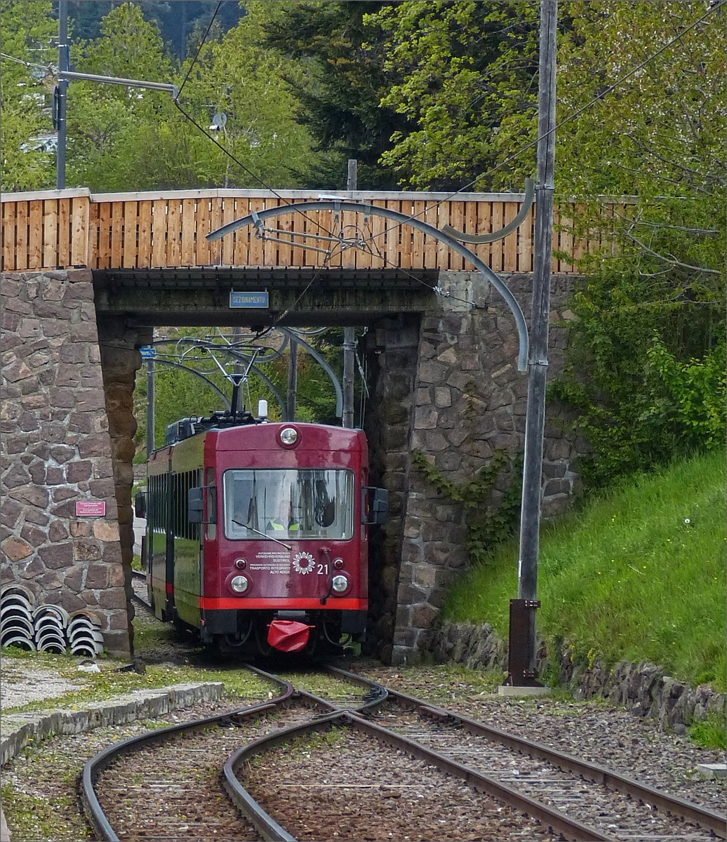 Triebzug 21 der Rittnerbahn (frher Trognerbahn) fhrt am 17.05.2019 in den Bahnhof von Klobenstein/Collalbo ein. (Hans)