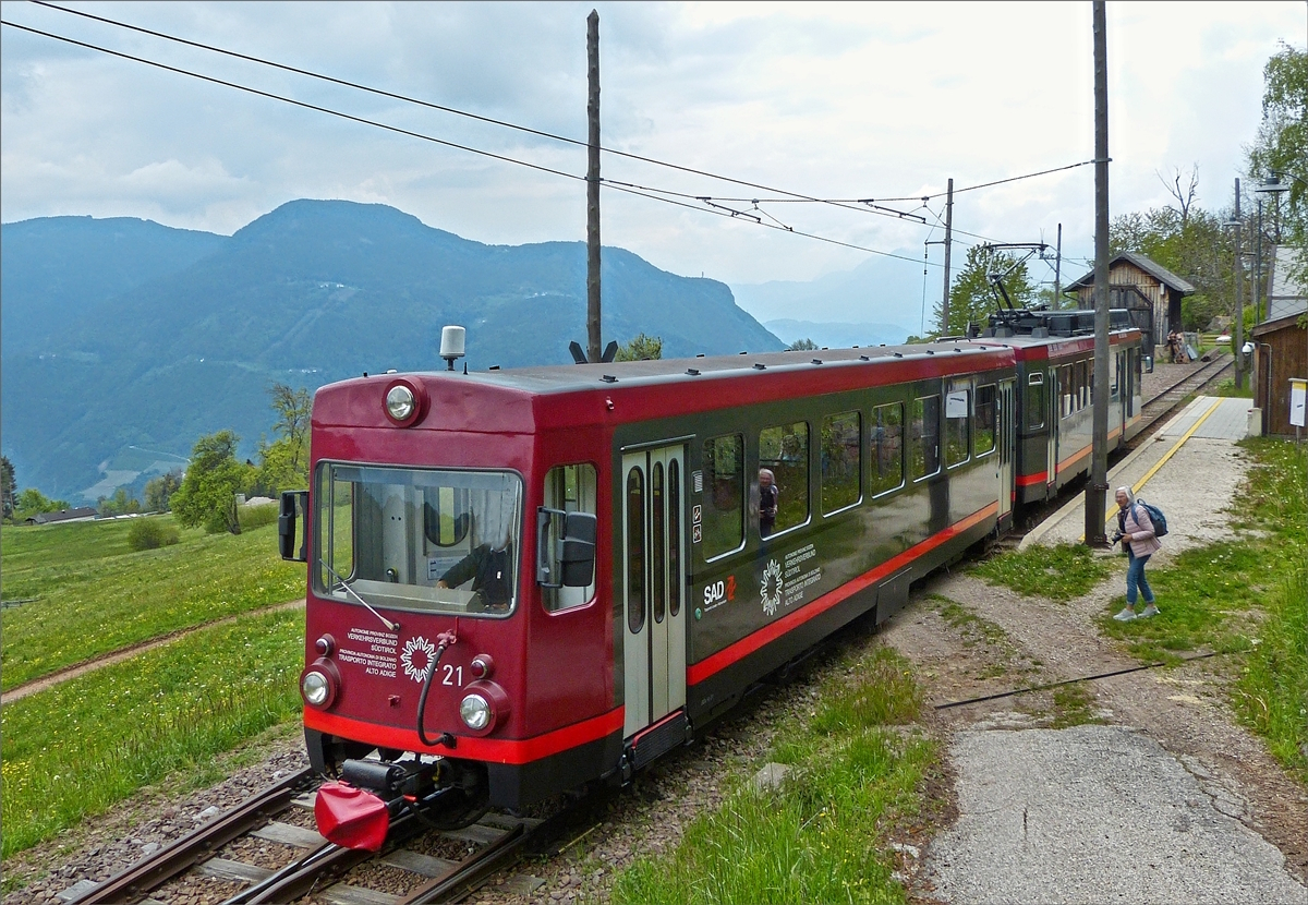 Triebzug 21 der Rittnerbahn (frher Trognerbahn) hat soeben die Endhaltestelle Maria Himmelfahrt in Richtung Oberbozen verlassen. 17.05.2019 (Hans)