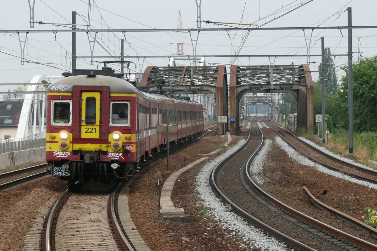Triebzug 221 (AM 63) nähert sich der Station Antwerpen-Dam. Aufgenommen am 27/07/2010.