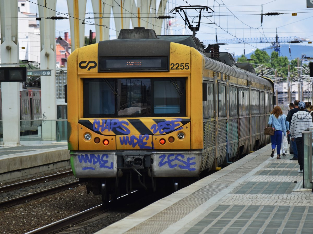 Triebzug 2255 wartet auf Abfahrt am 06.06.2017 im Bahnhof Lissabon Oriente