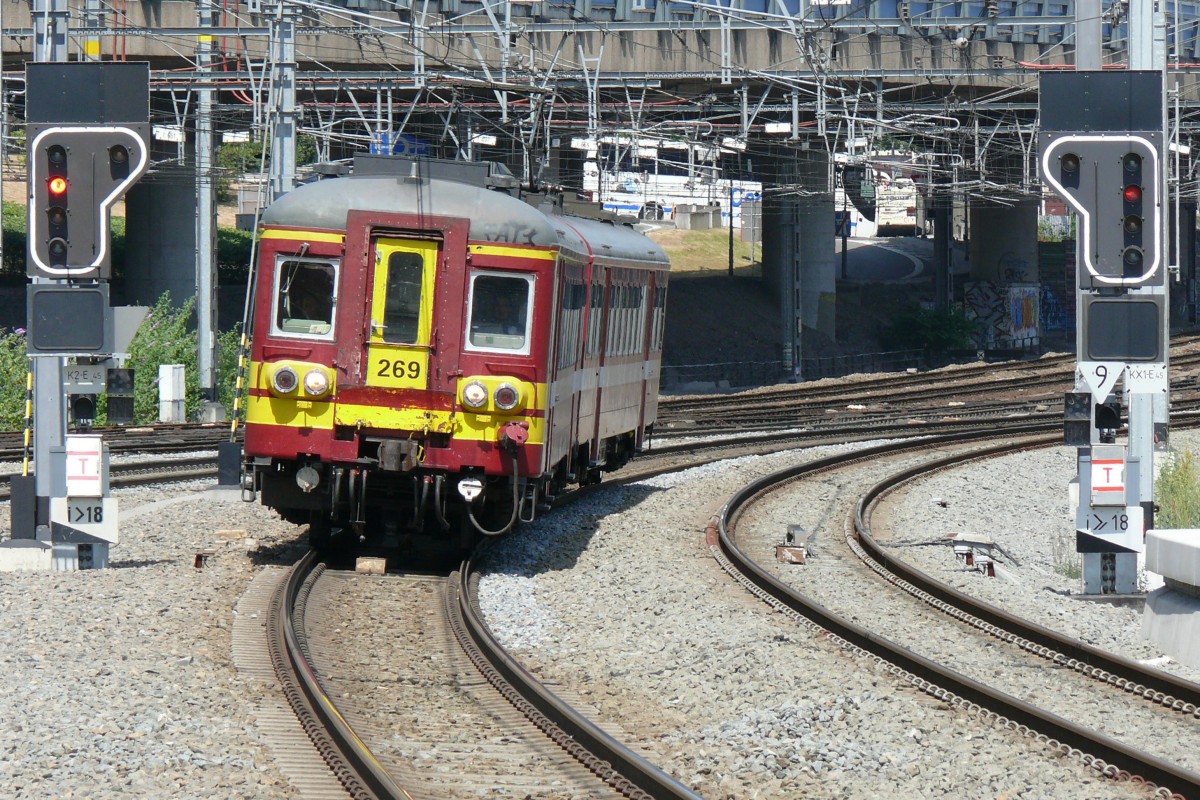 Triebzug 269 (AM62) nähert sich dem Bahnhof Liège-Guillemins. Die Aufnahme entstand am 10/07/2010 vom Bahnsteigende.