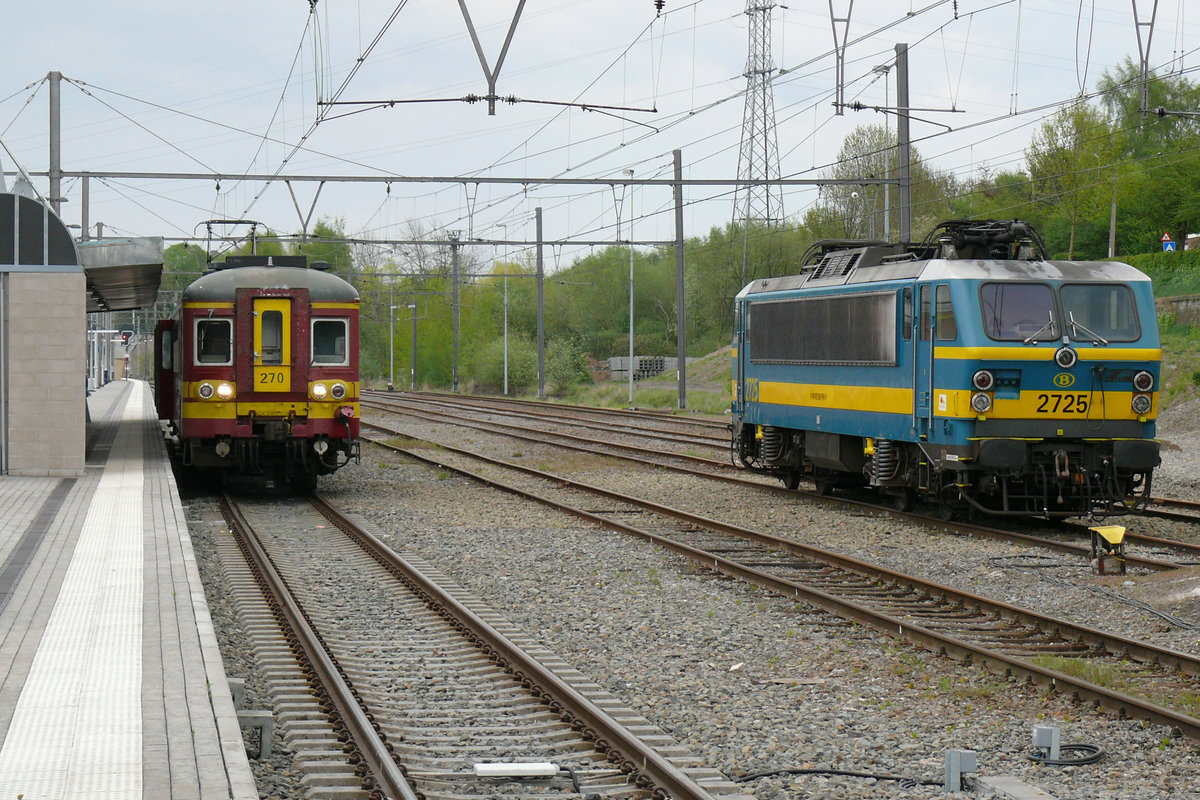 Triebzug 270 der Serie AM65 und E-Lok 2725 der SNCB/NMBS am 01/05/2010 im Bahnhof Welkenraedt.