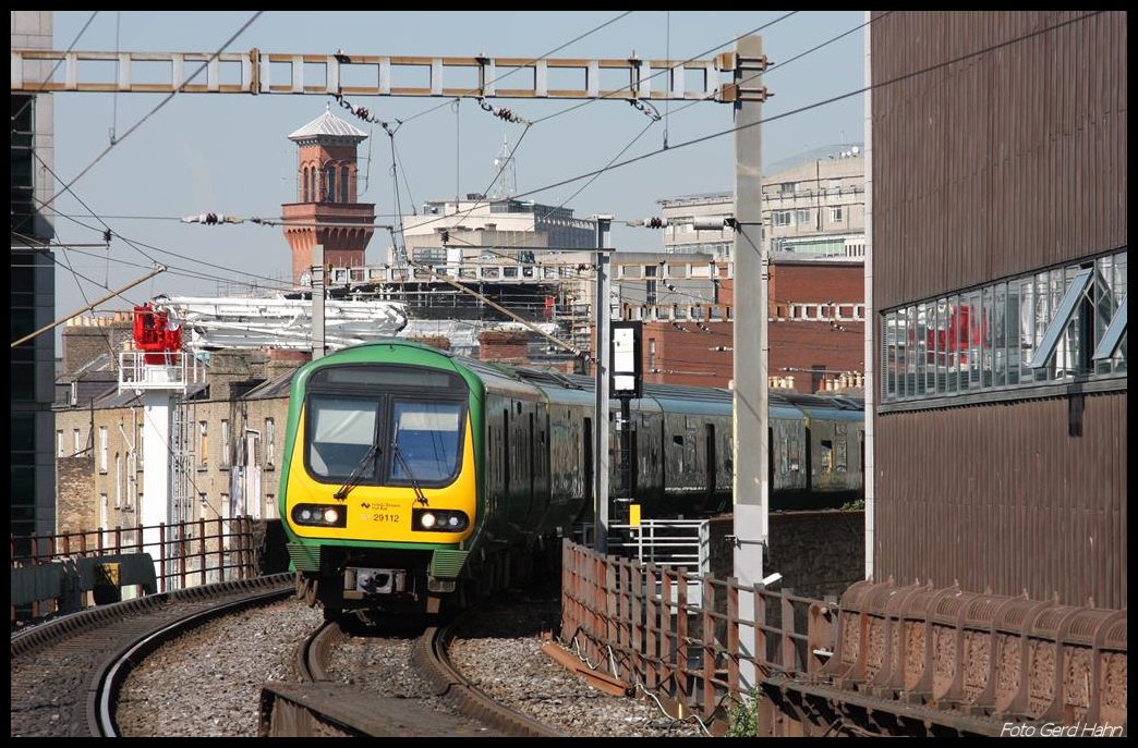 Triebzug 29112 fährt hier am 8.4.2017 in Dublin in den Bahnhof Pearse Station ein.