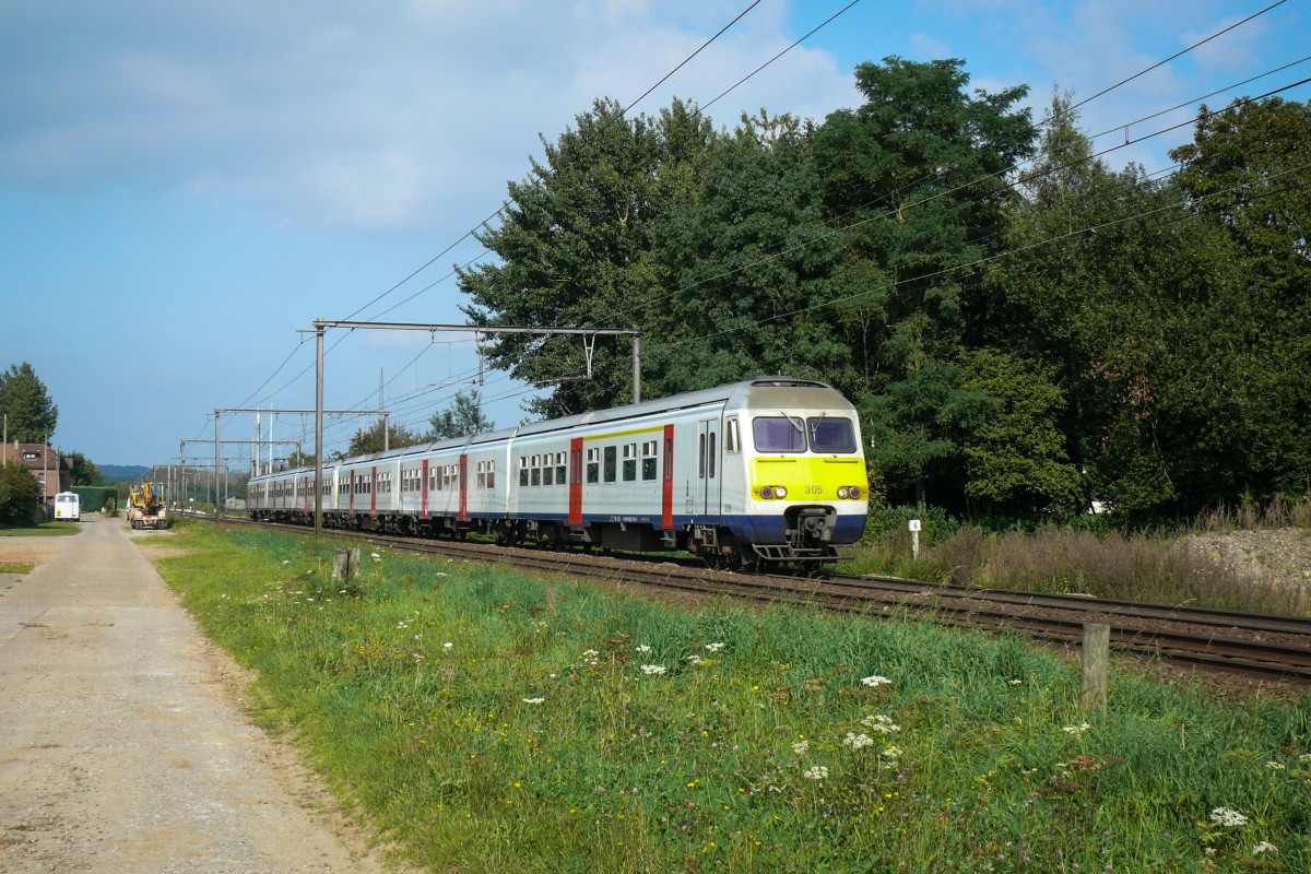Triebzug 305 der Serie AM80 Break auf der Fahrt von Hasselt, hier kurz vor Tongeren. Aufnahme vom 13/09/2014.