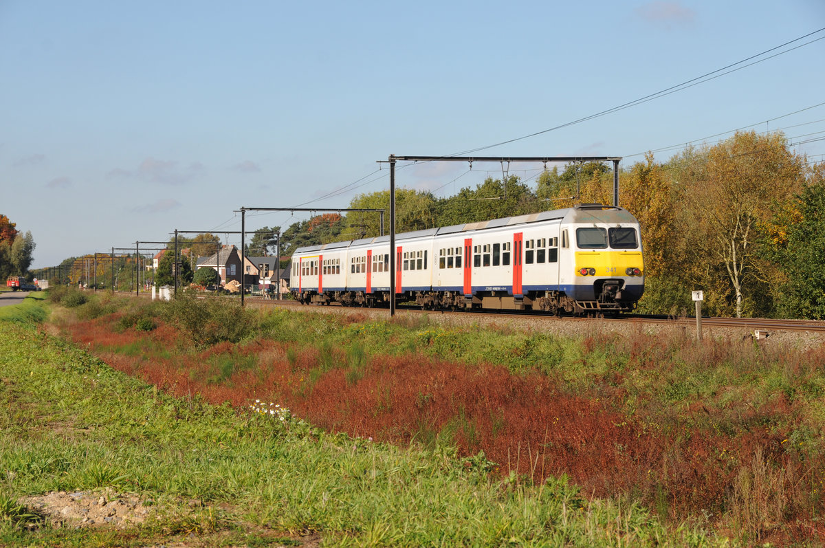 Triebzug 341 der SNCB/NMBS am 14/10/2017 in Lummen, einige Kilometer vor dem nächsten Halt in Diest.