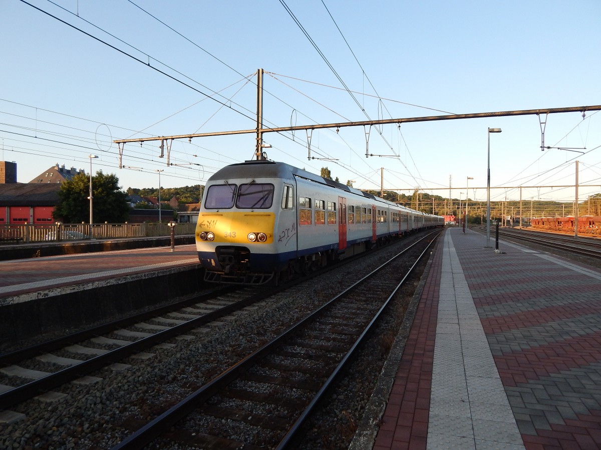 Triebzug 343 kam am 6.7 als IC 2204 nach Tongeren in Aarschot eingefahren.

Aarschot 06.07.2015